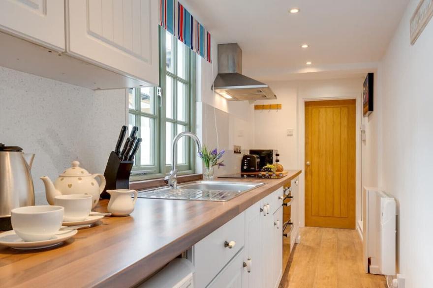 Quay Cottage - Two Bedroom House, Sleeps 4
