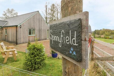 SPINNYFIELD, pet friendly, with open fire in Roy Bridge