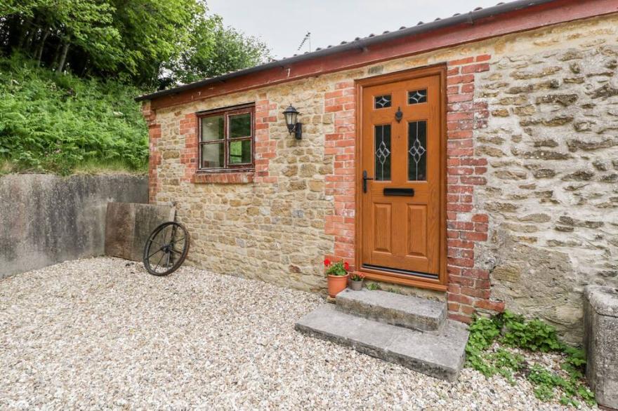 THE BARN, family friendly, character holiday cottage in Chedington