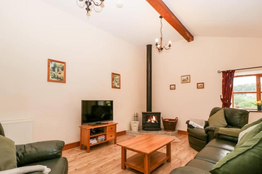 THE BARN, family friendly, character holiday cottage in Chedington