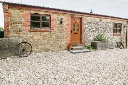 THE BARN, family friendly, character holiday cottage in Chedington