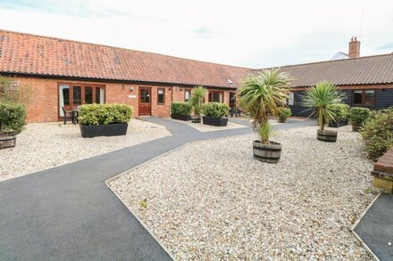 HOLLY BERRY, family friendly, with a garden in Wood Norton