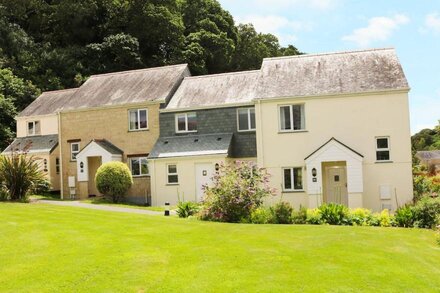 BREEZE COTTAGE, pet friendly, with a garden in Falmouth