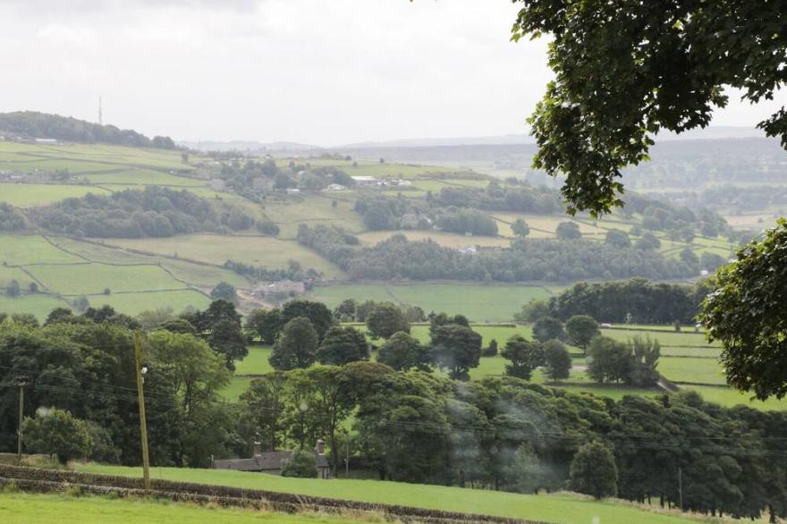 UPPER HIGHLEES FARM, pet friendly, with open fire in Luddenden