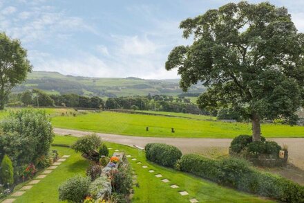 UPPER HIGHLEES FARM, pet friendly, with open fire in Luddenden