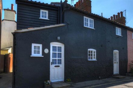 Black Cottage - Two Bedroom House, Sleeps 4