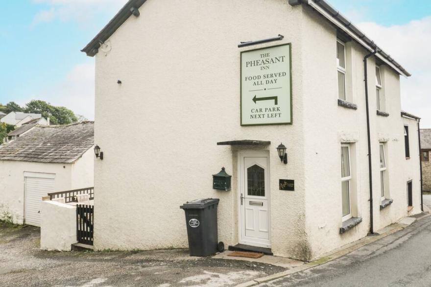 FERNLEIGH COTTAGE, pet friendly, with open fire in Allithwaite