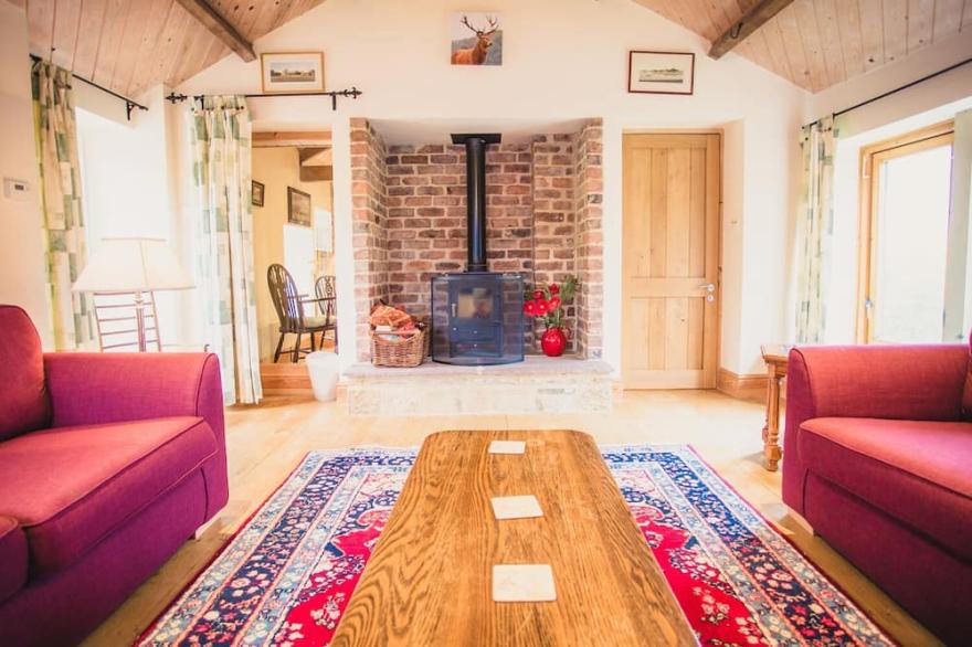DEERCLOSE WEST FARMHOUSE, Pet Friendly, With Open Fire In Horsehouse