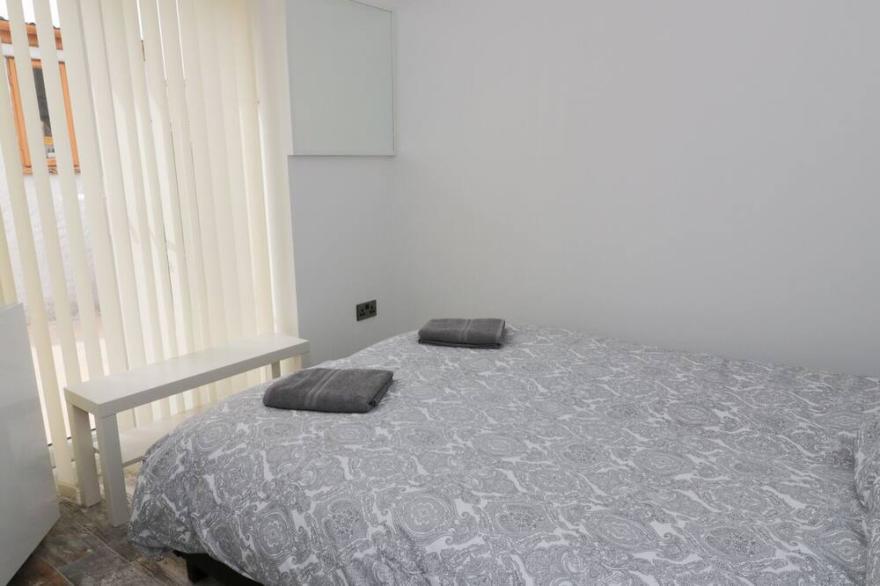 THE STUDIO @ THE OLD POST OFFICE, pet friendly in Cemaes Bay