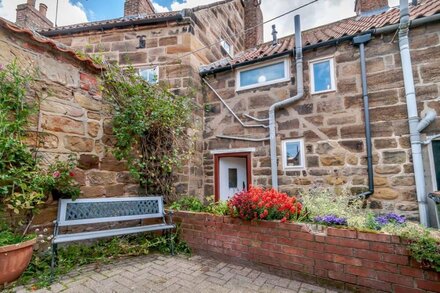 CHIMES COTTAGE, pet friendly, with a garden in Guisborough