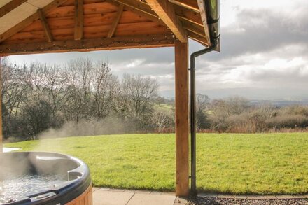 STONEY-BROOK LODGE, pet friendly, luxury holiday cottage in Ludlow