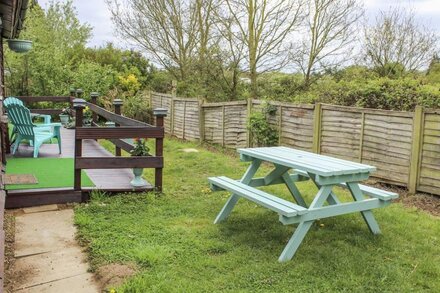 THE CHALET, pet friendly, character holiday cottage in Biggleswade