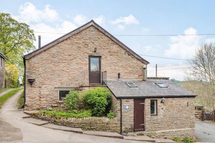 THE HAYLOFT, pet friendly, luxury holiday cottage in Combs