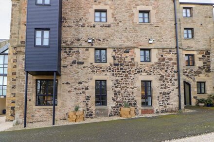 BAY VIEW, luxury holiday cottage, with a garden in Bamburgh