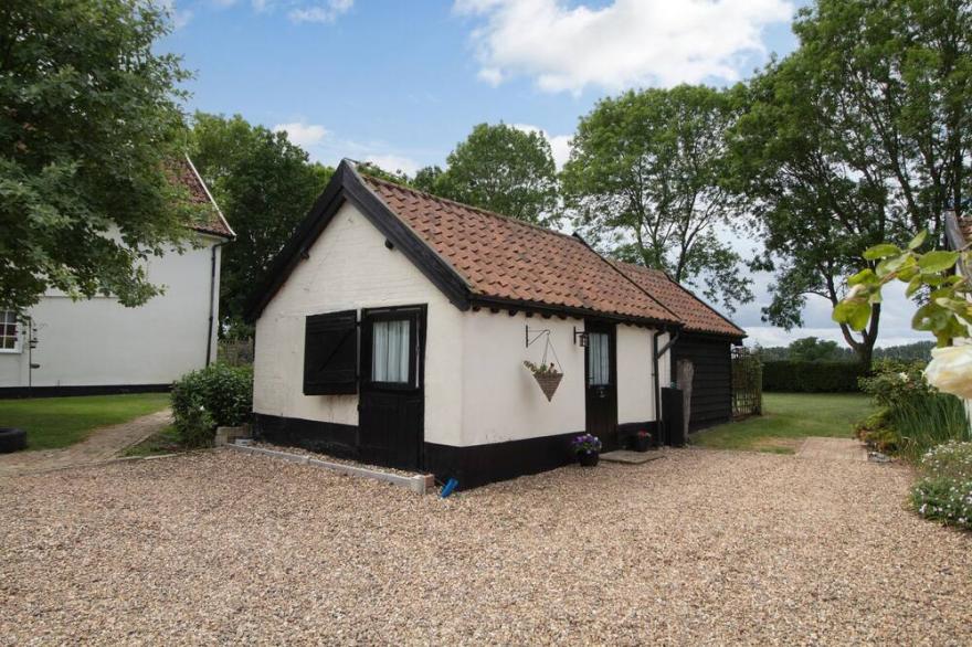 GARDEN COTTAGE, pet friendly, with a garden in Pulham Market