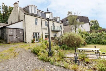 CAIRN VIEW, pet friendly, character holiday cottage in Arrochar