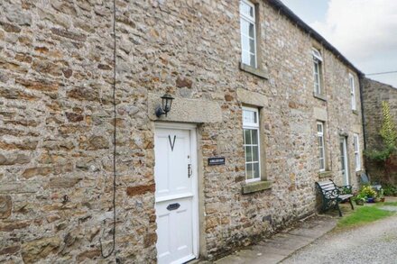 ARKLEHURST, pet friendly, country holiday cottage in Langthwaite