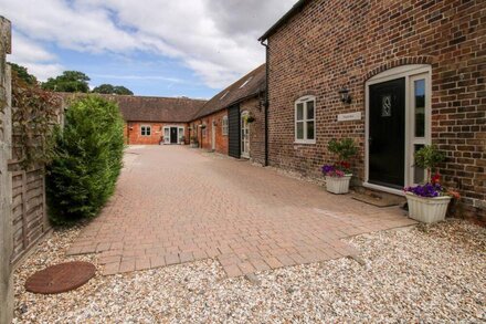 TROOPER'S BARN, pet friendly, luxury holiday cottage in Westhope