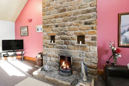 THE OLD CART HOUSE, pet friendly, with open fire in Farndale