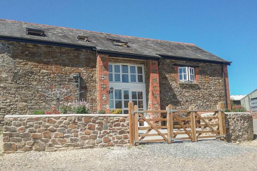 WEST BOWDEN FARM, Pet Friendly, With A Garden In South Molton