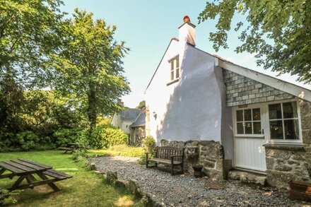 LONGHOUSE, pet friendly, character holiday cottage in St Keverne