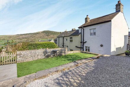 SMITHY COTTAGE, romantic, character holiday cottage in Bradwell