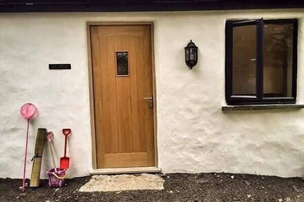 VINE COTTAGE, pet friendly, character holiday cottage in Sticker