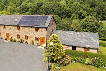 LITTLE COW HOUSE, family friendly, character holiday cottage in Chirk