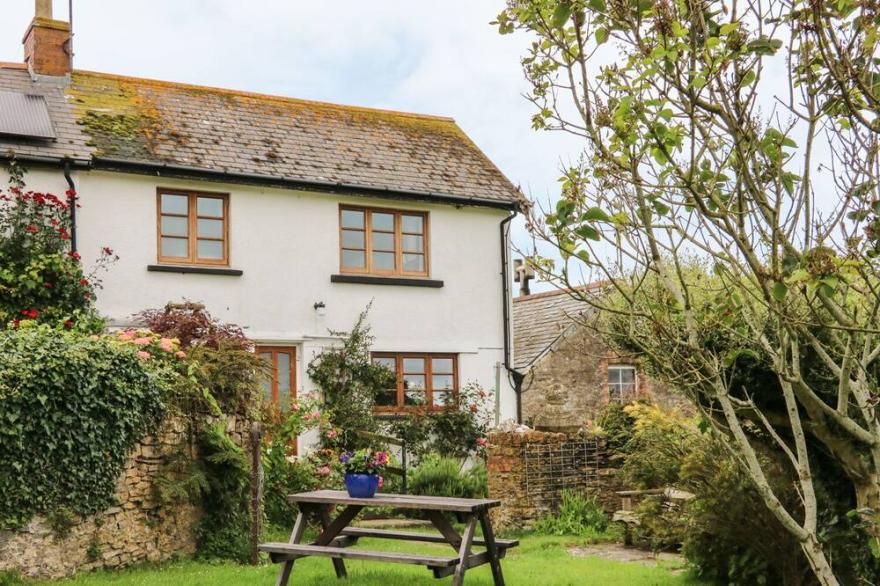 TOM'S HOUSE, character holiday cottage, with a garden in Berrynarbor