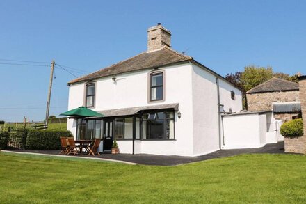 CEFN ISAF, pet friendly, character holiday cottage in Abergele