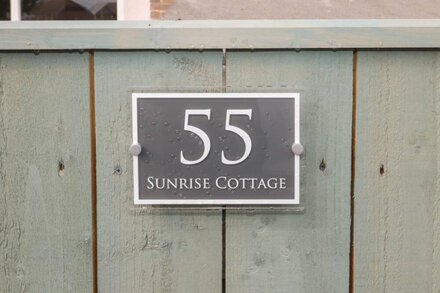 SUNRISE COTTAGE, pet friendly, country holiday cottage in Beadnell