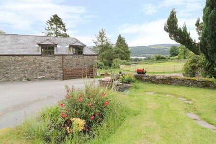 HEN YSGUBOR COTTAGE, pet friendly, character holiday cottage in Bala