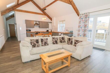 CEFN BRYN BACH, pet friendly, character holiday cottage in Criccieth