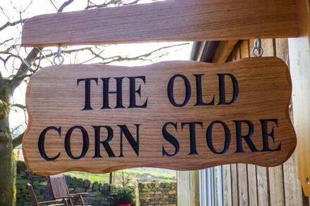 THE OLD CORN STORE, pet friendly, with hot tub in Haworth