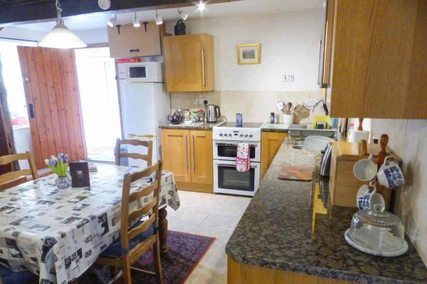 SALLY END, pet friendly, character holiday cottage in Ravenstonedale