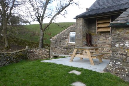 SALLY END, pet friendly, character holiday cottage in Ravenstonedale