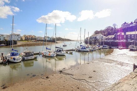 TALIESIN, pet friendly, country holiday cottage in Porthmadog