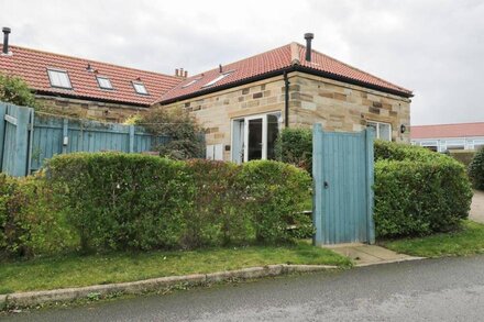 MALLARD COTTAGE, family friendly, with open fire in Whitby