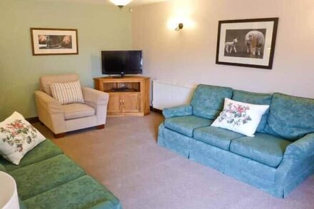 WELLGARTH COTTAGE, family friendly, with a garden in Newby