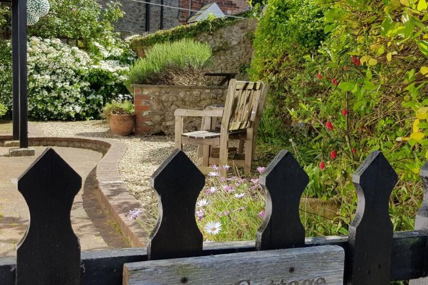 ROSE COTTAGE, Family Friendly, Character Holiday Cottage In Tatworth