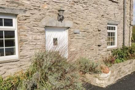 DUDDON COTTAGE, pet friendly, with open fire in Broughton-In-Furness