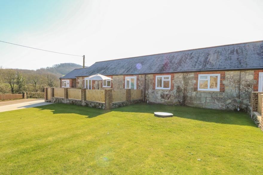 PARLOUR COTTAGE, family friendly, with a garden in Gatcombe