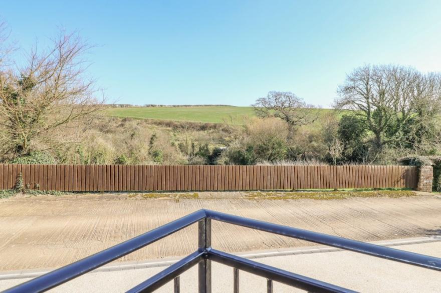 PARLOUR COTTAGE, family friendly, with a garden in Gatcombe