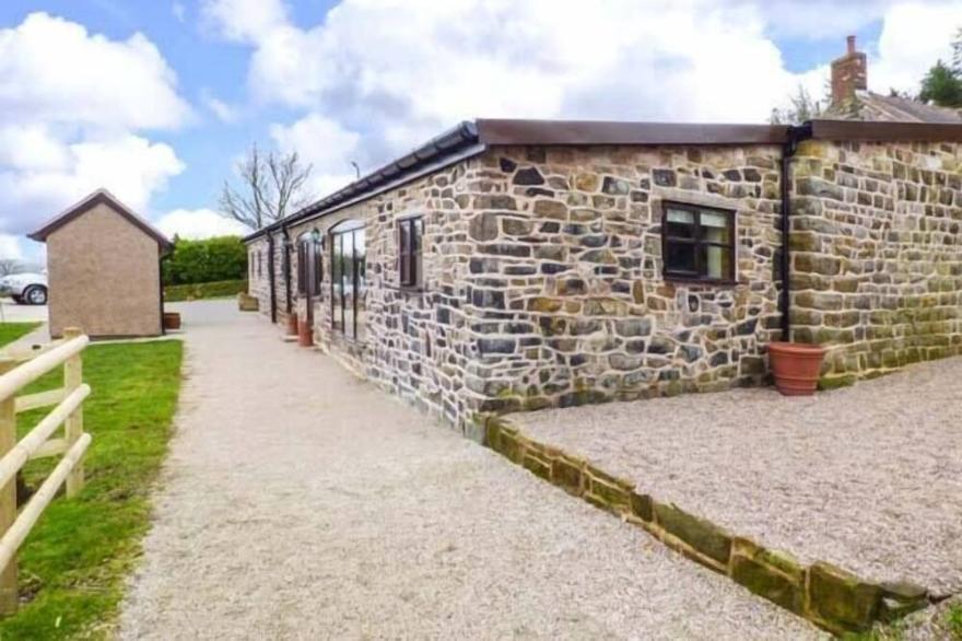 UPPER GREENHILLS FARM, family friendly, with a garden in Ipstones