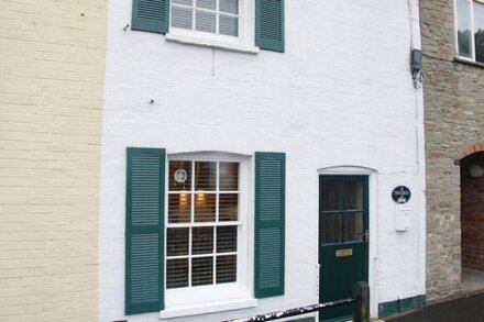 TROUTBECK COTTAGE, with a garden in Ludlow