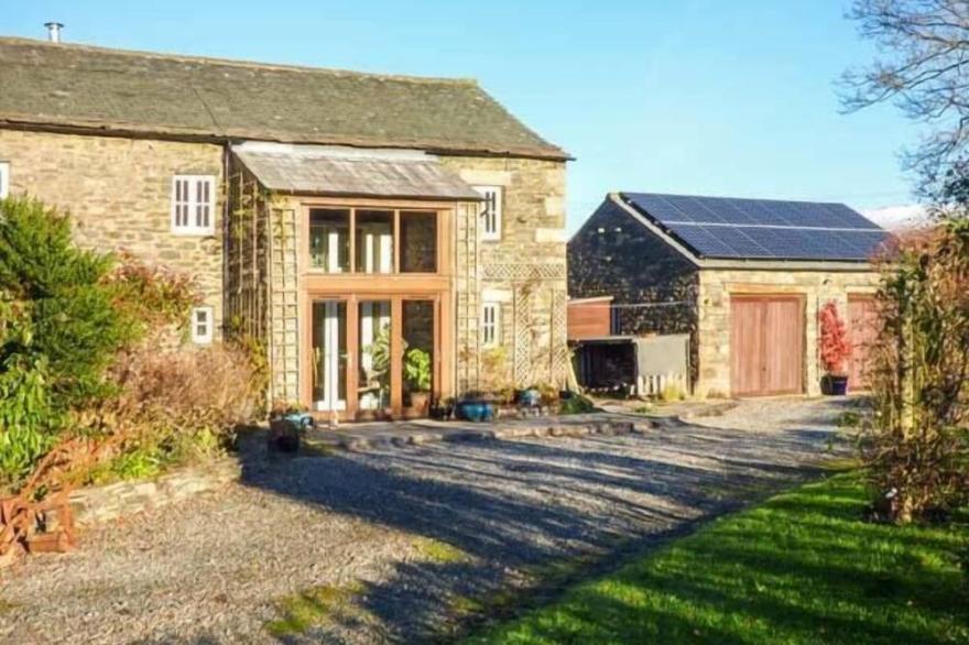 THE BARN, pet friendly, character holiday cottage in Sedbergh