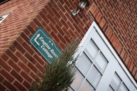 ENGINE ROOM COTTAGE, pet friendly, luxury holiday cottage in Sledmere