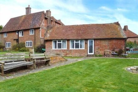 STANDARD HILL COTTAGE, with pool in Ninfield