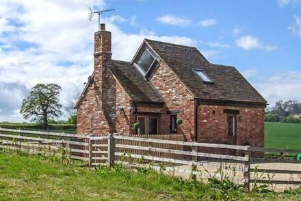 OWL COTTAGE, pet friendly, with hot tub in Napton-On-The-Hill