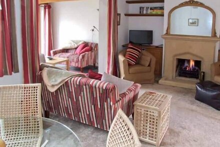 HOUR COTTAGE, family friendly, with open fire in Stow-On-The-Wold